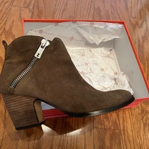 Ivanka Trump Olive Green Suede Zip Up Booties size 8